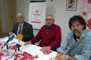 Andrés Asensio, Juan Antonio Plaza y Luis Antonio Rodríguez en la sede de Cáritas.tyle>.ap