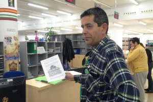 El portavoz de la plataforma Stop Desahucios, José Del Águila, registra una moción en el Ayuntamient