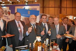 El ministro de Agricultura en el stand de Almeríae;clip:rect(46