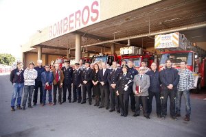 El alcalde con miembros del cuerpo de bomberos.