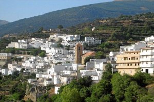 Bayárcal,  de apenas 360 habitantes, se ubica en la vertiente almeriense de la Alpujarra.t