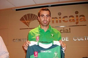 El colocador de Unicaja muestra orgulloso su camiseta.e;clip:re