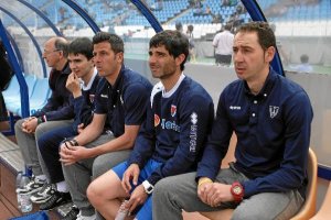 Pablo Machín en el banquillo del Mediterráneo dirigiendo al Numancia.tyle>.apqj{position:a