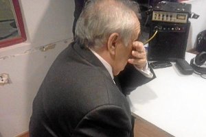 Alfonso García escuchando la rueda de prensa de su entrenador, Francisco.tyle>.apqj{positi