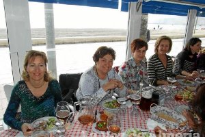 La gerente, Francisca Antón, segunda por la izquierda, junto a otras trabajadoras y directivas </tit