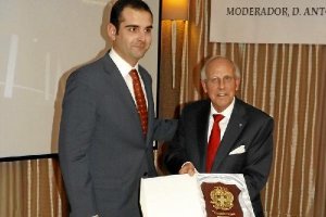 Diego Morata recibe una placa del concejal de Cultura, Ramón Fernández Pachecotyle>.apqj{p