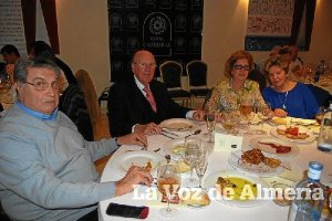 Verdejo, con sus buenos amigos Manuel Cuesta y María José Rapallo, y su esposa, Francisca Reche</tit