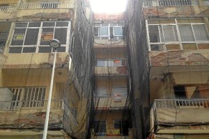 Edificio en rehabilitación de la calle Quesada. e;clip:rect(469