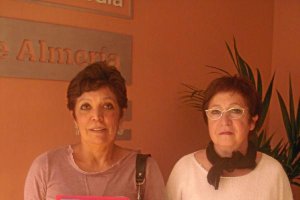 María jesús eresta a la derecha, y María Antonieta Delpino, con los estudios. tyle>.apqj{p