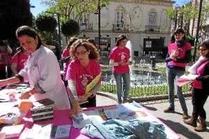 Camisetas rosas durante la reunión de la Asociación de Matronas de Andalucía, en la mañana de ayer, 
