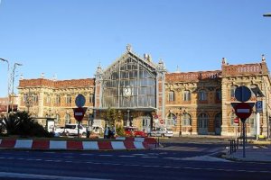 Fachada de la estación que se encuentra actualmente cerrada al público. tyle>.apqj{positio