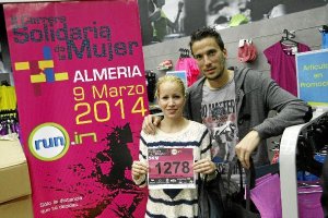 El futbolista del Almería, Óscar Díaz, con su mujere;clip:rect(