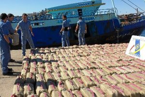 Imagen de los fardos de hachís incautados en esta operación.e;c