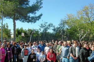 Manifestantes en las puertas del IES El Palmeral de Vera en el acto de repulsa.tyle>.apqj{