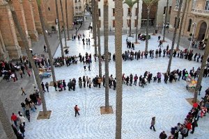 Colas en la Plaza de la Catedral para el besapiés del Medinaceli.tyle>.apqj{position:absol