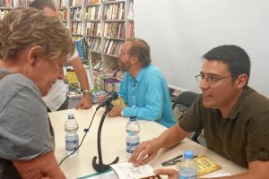 Claudio Sánchez Viveros (dcha.), junto a Ángel Olgoso en la presentación del libro en Granada en oct