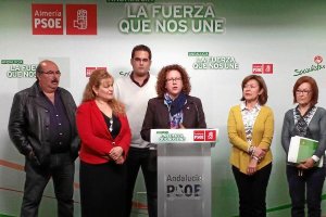 María ´López, junto a Adela Segura y miembros del PSOE de Garrucha.tyle>.apqj{position:abs