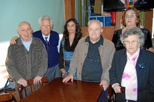 Cincuenta años después se reencontraron tras el cierre  del taller. tyle>.apqj{position:ab