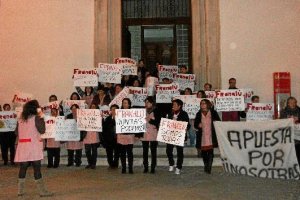 Concentración  a las puertas del Ayuntamiento en  defensa de Franalú. tyle>.apqj{position: