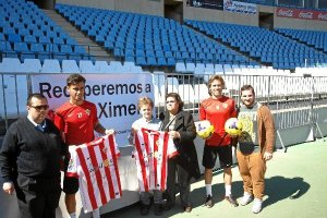 El Almería sorteó dos balones y dos camisetas firmadas por la plantilla.tyle>.apqj{positio