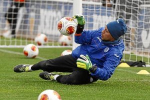 Diego Alves en un entrenamiento con el Valencia.e;clip:rect(469