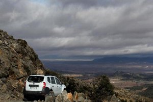 Un 4x4 se asoma a un mirador desde donde se aprecia parte del Valle.tyle>.apqj{position:ab