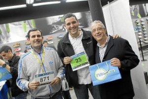 Francis Miras, Juanjo Alonso y Guillermo Blanes en la tienda Run.In.tyle>.apqj{position:ab