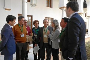 Parlamentarios del PP con representantes de ELAS.e;clip:rect(46