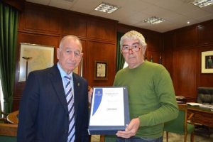 El presidente de la Diputación entregó el proyecto de ampliación.tyle>.apqj{position:absol