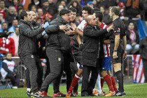 Mono Burgos encarándose con Delgado Ferreiro.x,