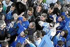 Los capitanes dieron la cara por su entrenador ante los aficionados.tyle>.apqj{position:ab