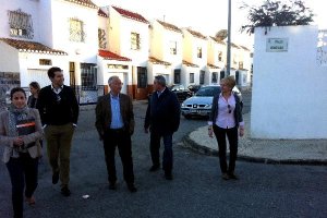Alcalde y teniente alcalde visitan el barrio de La Ponderosa.e;
