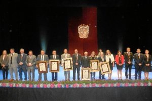 Los galardonados, junto a los miembros de la Corporación municipal de Huércal-Overa.tyle>.