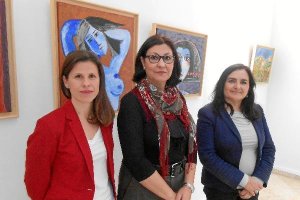 La directora de la Villaespesa, Paqui Cruz, la pintora Paqui Soler y la delegada Isabel Arévalo.</ti