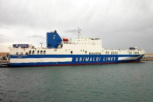 Buque de la naviera Grimaldi atracado en Almeríae;clip:rect(469