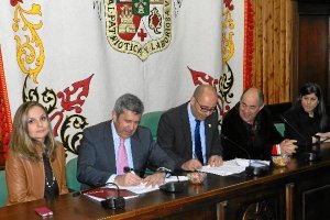 Un momento de la firma.o,469px);}</st