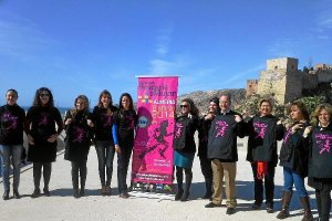 Concejales posando con la camiseta de la carrerae;clip:rect(469