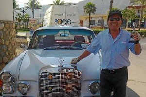 Antonio blanco muestra orgulloso su joya de cuatro ruedas, a la que cuida en todos sus detalles.</ti