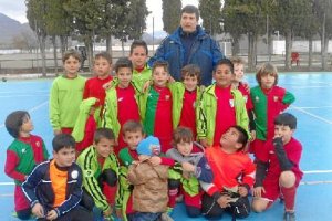 Los campeones posan felices tras conquistar el Torneo de Fuentevaqueros.tyle>.apqj{positio