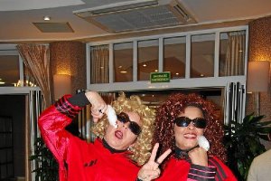 Dos compañeros de la ONCE disfrutan con sus disfracese;clip:rec