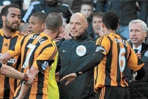 El partido acabó calienteo,469px);}</