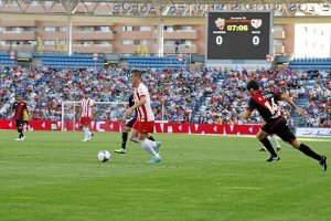 El Rayo ganó en Almería 0 a 1 y allí hay que devolver la moneda.tyle>.apqj{position:absolu