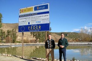 El diputado Miguel Angel Castellón y el alcalde de Alhama, Cristóbal Rodríguez.tyle>.apqj{