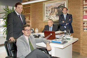 Miguel ángel Álvarez con sus tres hijos que se encuentran al frente de Deasfilcotyle>.apqj