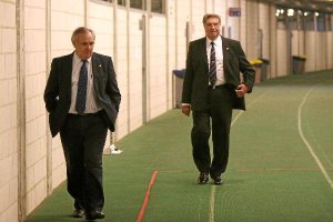 Jesús Verdejo con Alfonso García en la zona mixta del Estadio Mediterráneotyle>.apqj{posit