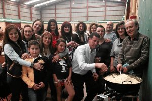 grupo de amigos y familiares de Cantoria durante la elaboración de las migas, dentro de la celebraci
