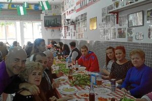 Los peñistas de Milhojas en su sedeo,