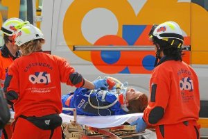 Profesionales del 061 atienden a un herido.x,au