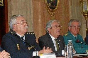 El subdelegado del gobierno, Andrés García Lorca, en el centro de la foto.tyle>.apqj{posit