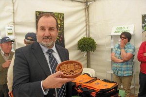 José Manuel Ortiz muestra un plato con almendra, en la feria Terracultura, de Chirivel.tyl